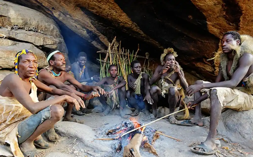 为了赶上哈扎人清早打猎的习惯,早上六点天还没亮,我们便带着早,午餐