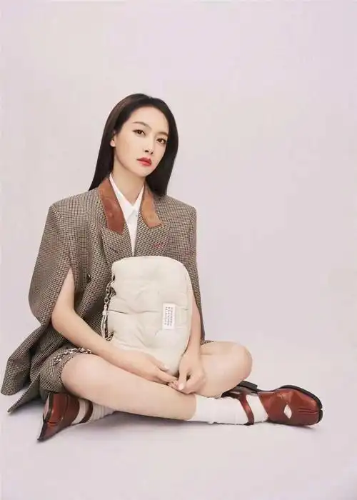 宋茜现身时尚展览活动 黑色构撕边裙彰显个性魅力- 娱乐八卦_赢家娱乐