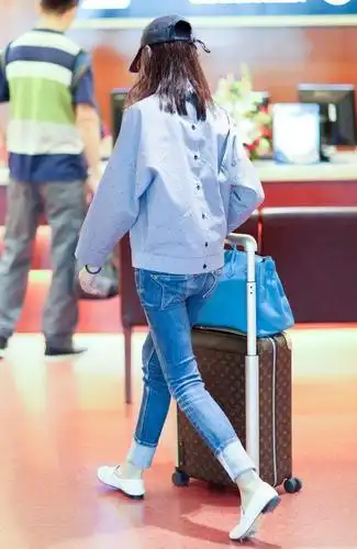 大明星董洁,一身紧身牛仔裤,让美女的腿更加有型,更加纤细,再搭配牡