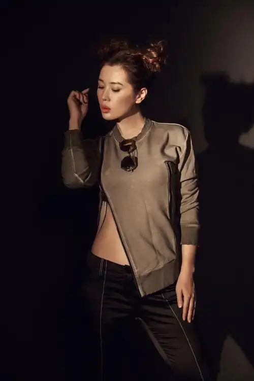 生活中,余男穿上皮夹克,仿佛还在延续,演片中经典的角色.