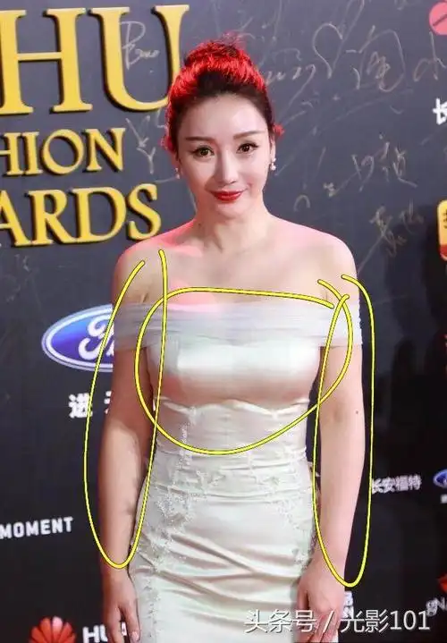 特别是跟柳岩对比以后,柳岩的胸一直是娱乐圈闻名的.