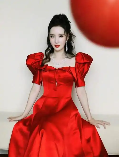 张萌美得像个洋娃娃穿红色连衣裙性感高贵阔天身材真能打