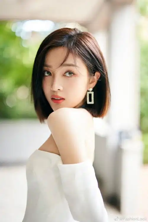 吴宣仪大秀美肩,性感纯白套袖抹胸连衣裙写真