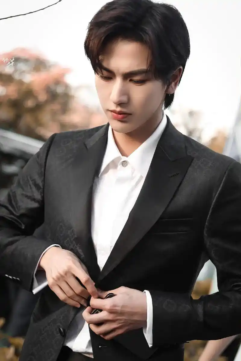 张凌赫 没视频了 分享几张照片吧 今天是 霸道总裁·张凌赫 - 抖音