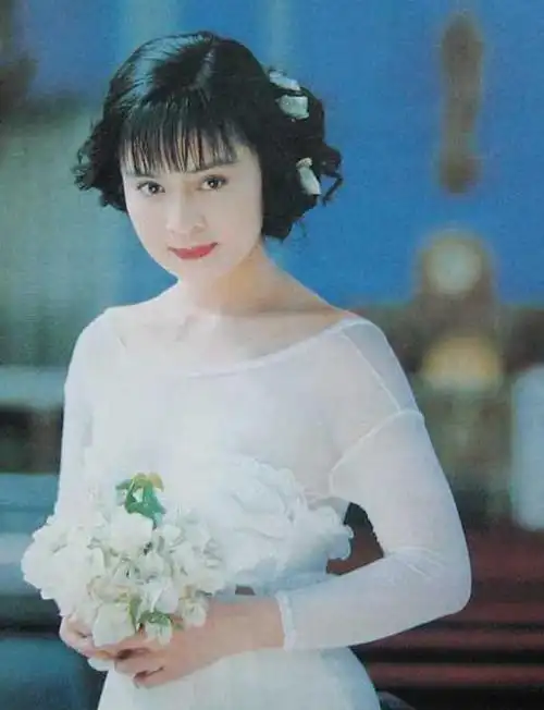 高胜美红极一时,有「高八点」之称,,大陆演出年赚3700万,上海买房不回