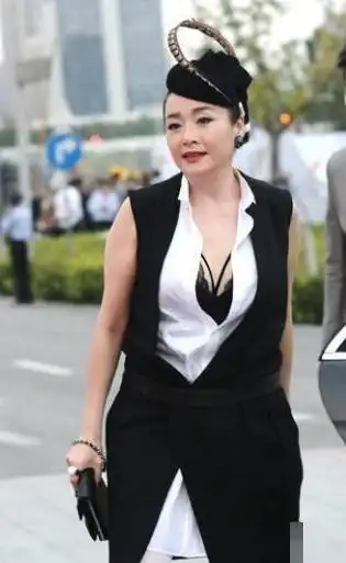 恬妞和恬妮一个嫁万梓良一个嫁岳华一对姐妹花命运大不同