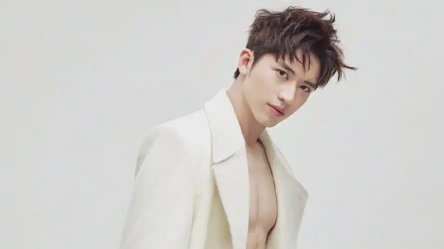 许魏洲晒健身照调侃自己胖了 网友:谁说胖盘他