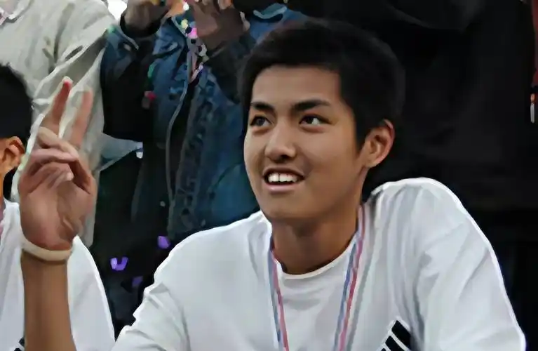 2005年,吴亦凡在广州市第七中学读初三,在这期间,他还担任篮球队队长