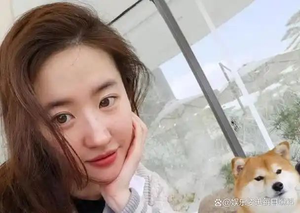 "神仙姐姐"刘亦菲日前出席微博盛典活动后,其未经修图的照片竟流出