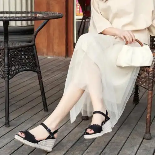 夏季女式坡跟凉鞋可搭配各种服装,非常适合购物,工作,海滩,旅行时穿着