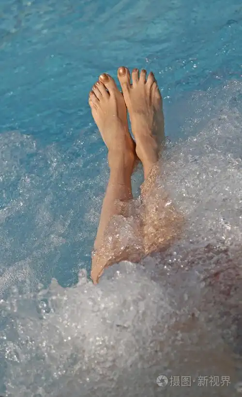 年轻女子赤脚脚在按摩会议期间