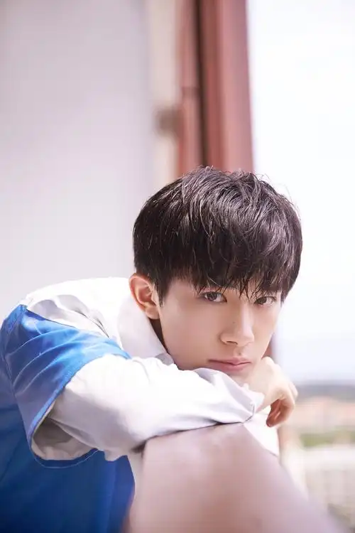 易烊千玺现身电动方程式锦标赛支持智能环保