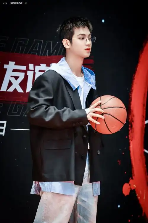 我在横店打篮球#戴眼镜的黄明昊,可爱又帅气,集青春男大与斯文败烙谮