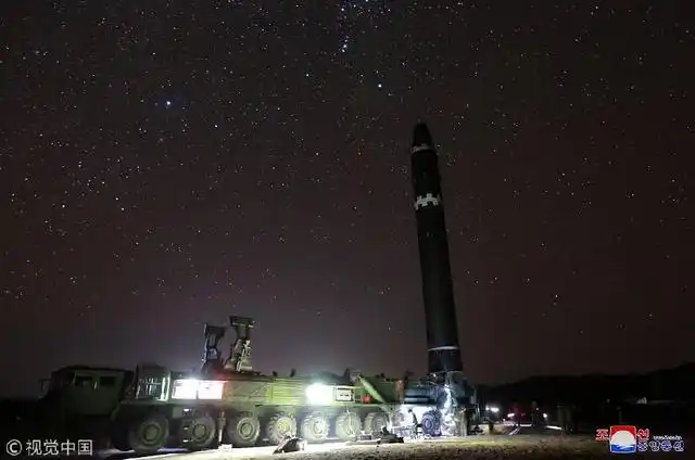 同时,"火星-15"洲际弹道导弹也首次亮相,根据外观判断,该弹与"火星-14