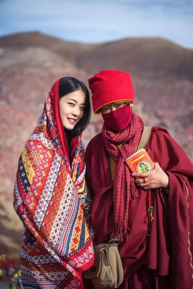 他说最美的风景和人都在色达丨探图摄影师专访