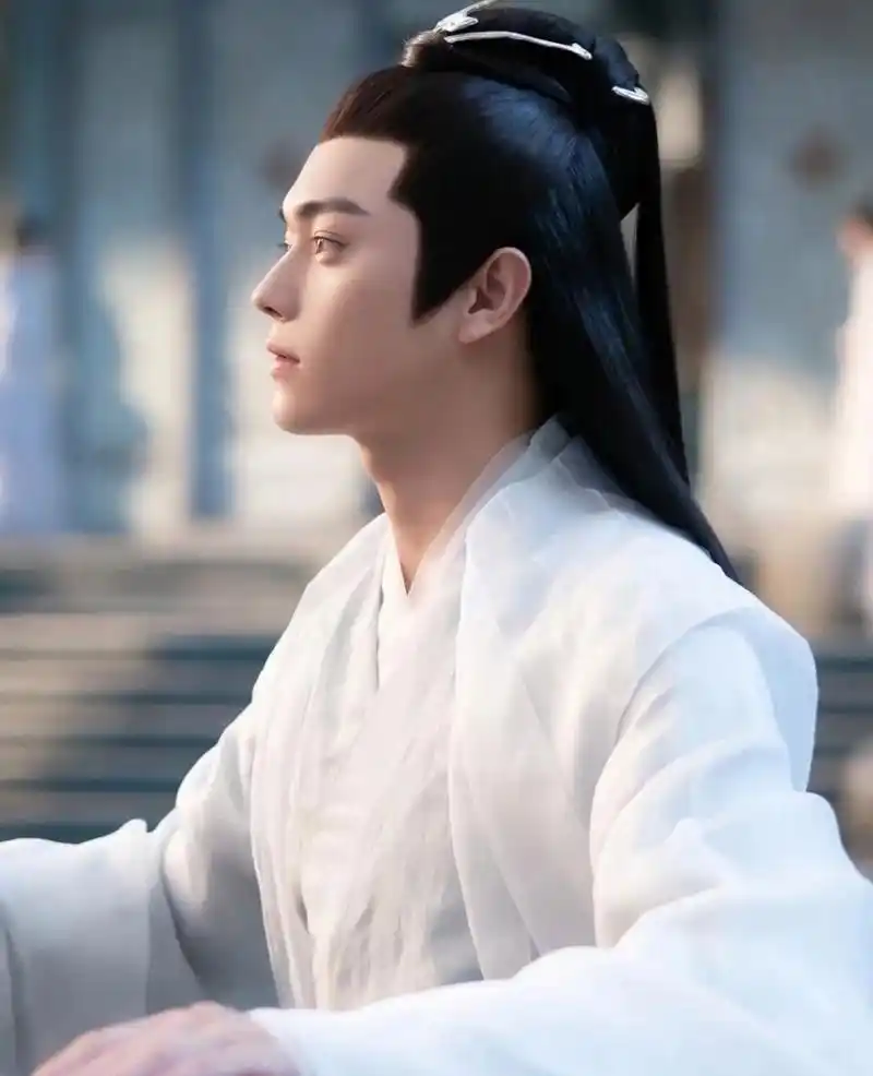 许凯就是神仙颜值,侧脸杀,太帅了,特喜欢他每次看上古那个温柔宠牡哪