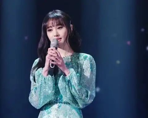 郑爽唱追光者在微博发520万粉丝福利