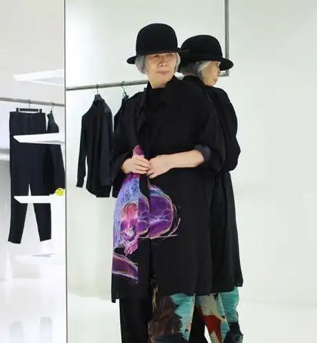 最近周杰伦晒出了妈妈叶惠美的近照,从照片中可以看大,周杰伦的妈妈