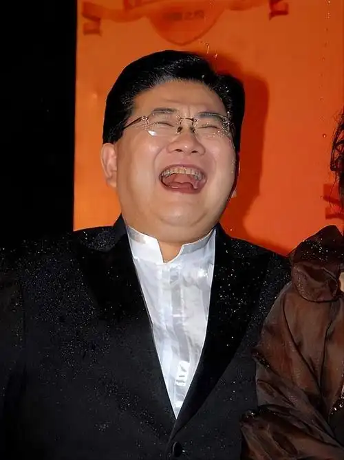 "曹可凡看着好像挺普通,但其实他的家世非常的显赫,现在的太湖之滨