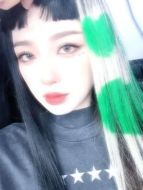 虞书欣挑战齐刘海夸张绿挑染 甜酷个性十足_高清图集_新浪网