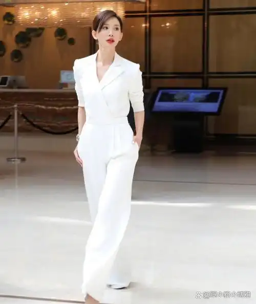 45岁林志玲眉眼动人,花草刺绣羽毛裙缥缈灵动,展露迷人天鹅颈