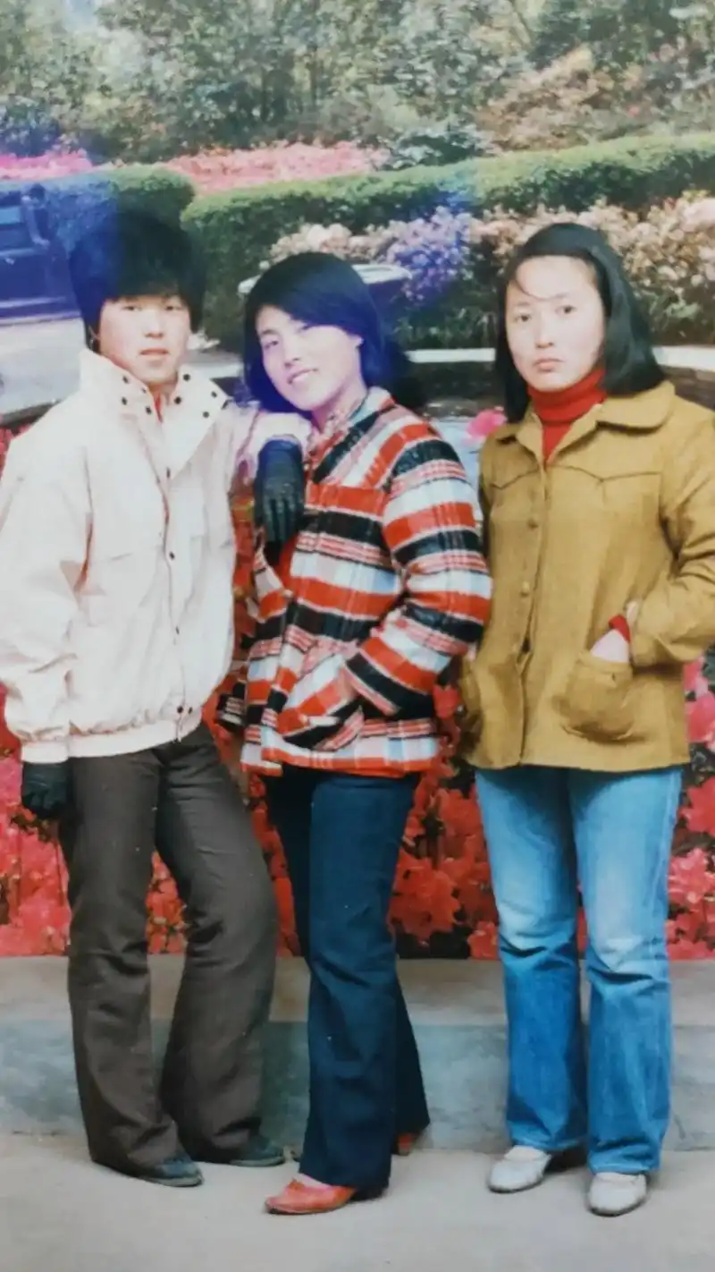 回不去的青春,忘不了的回忆  翻开以前旧照片,忍不住感慨万千 - 抖音