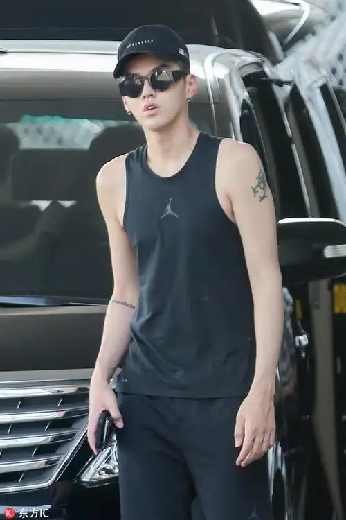 吴亦凡街头look跨栏背心显出线条感十足