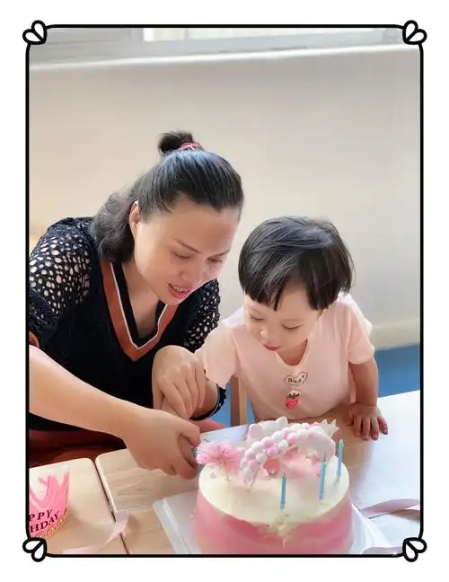 好妹与妈妈一起切生日蛋糕