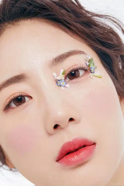 《清爽夏日,时尚妆容来袭!》