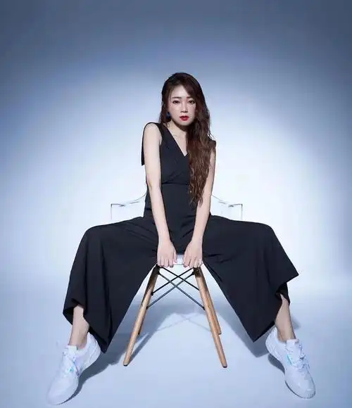 1988年出生的詹子晴,其实今年也才32岁,但出道时才17岁,是演艺圈资深