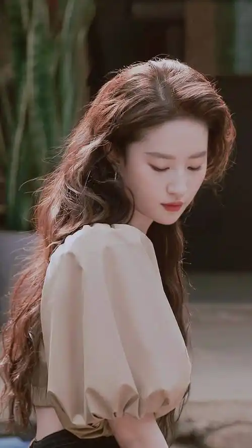 刘亦菲长发飘飘优雅恬静写真_巅峰