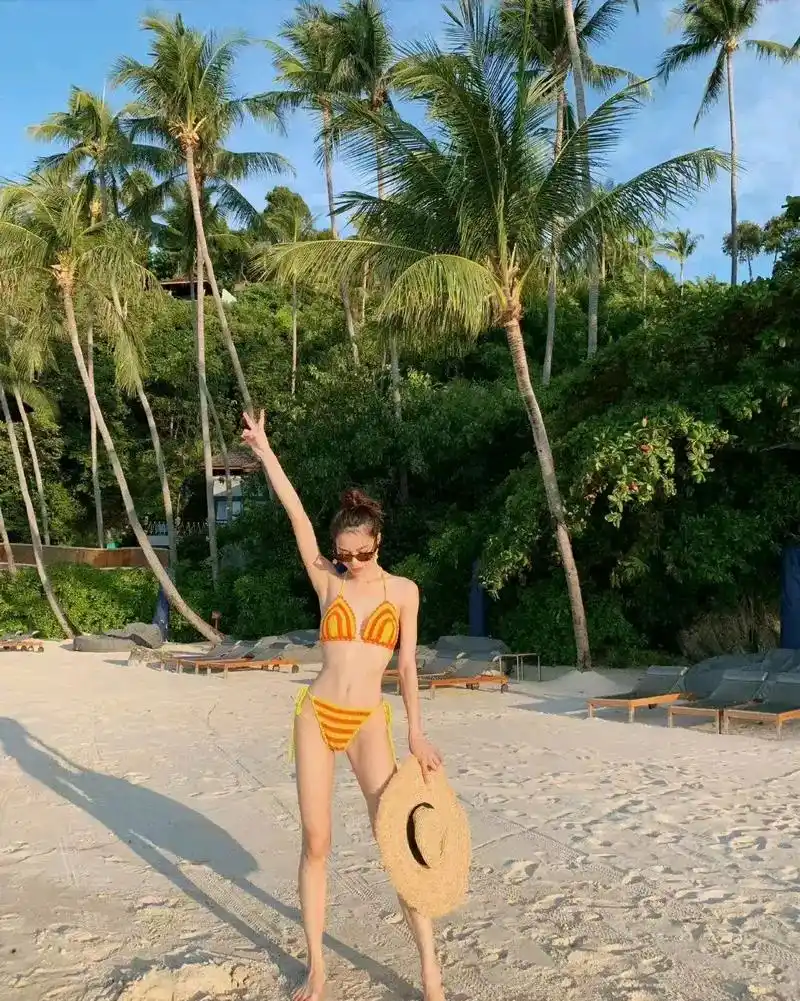 钟楚曦身材真好!穿橙黄色泳衣在海边玩,网友:美是美,就是瘦了点