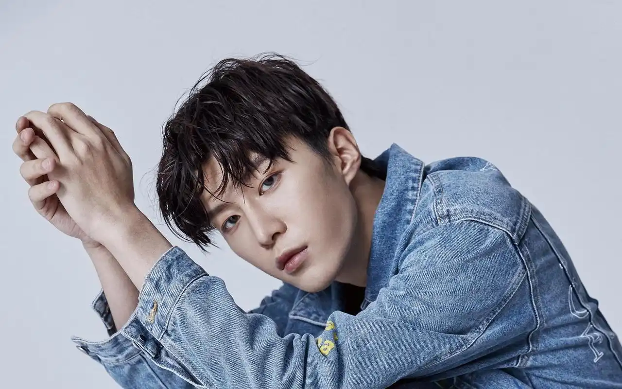 电脑壁纸 明星 大陆明星 冷峻少年范丞丞帅气休闲干净迷人写真