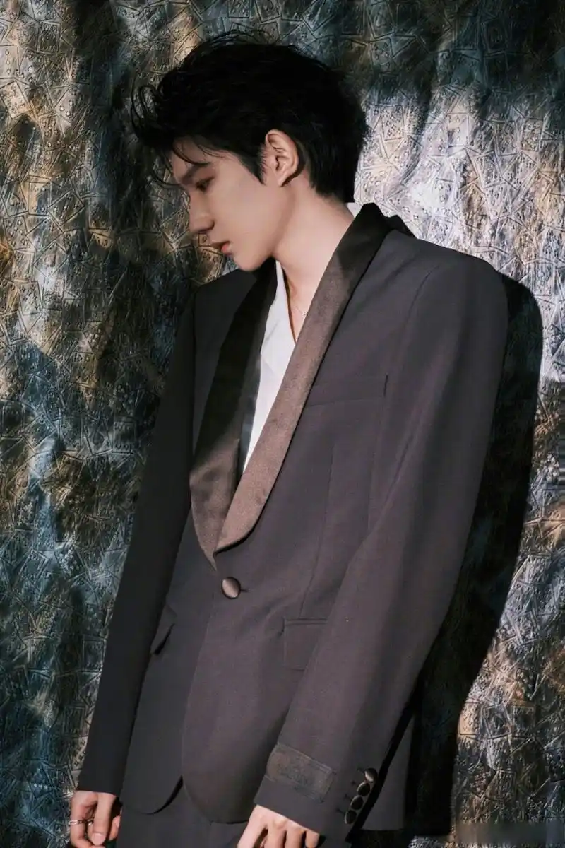 被今天的王源帅到了,西装搭配白色衬衫,精致典雅!#王源无袖白衬衫