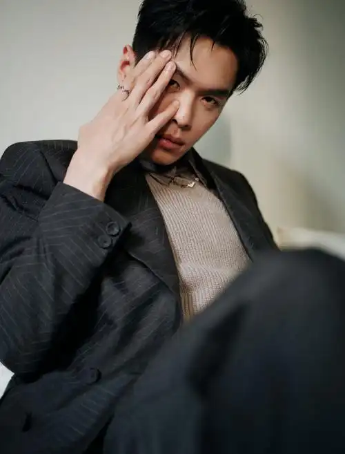 张若昀黑色条纹西装##张若昀连续两次活动造型