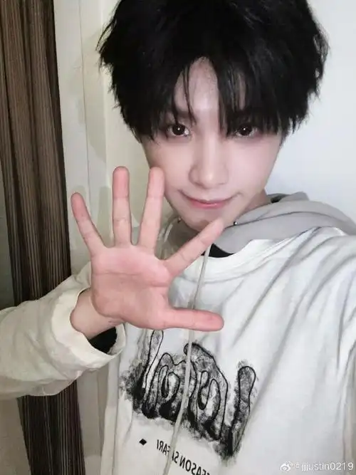 黄明昊六周年自拍##黄明昊素颜状态