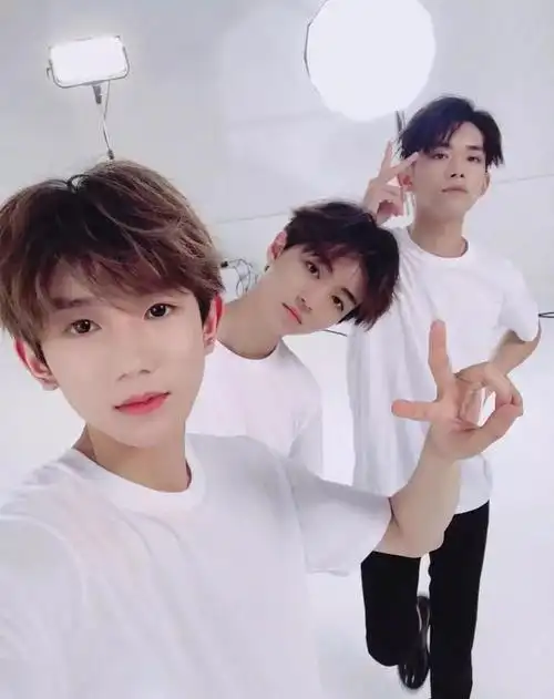 王源演小迷妹王俊凯易烊千玺(王源的初吻差点要给小凯了)(1)