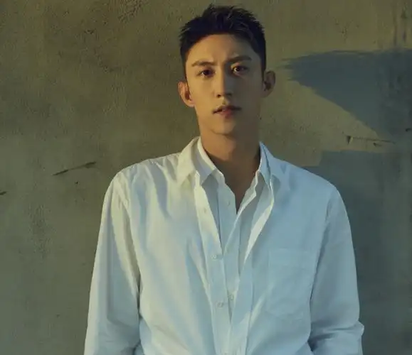 黄景瑜素人时期被偷拍,非主流愣是穿出时尚感,这才是男星的体面