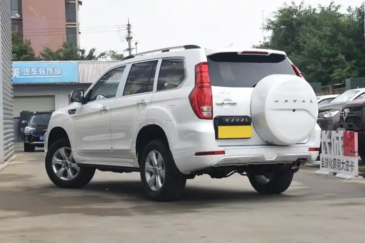 可以看出哈弗h9的整车造型采用了魁梧有力的设计语言,这也是硬派suv