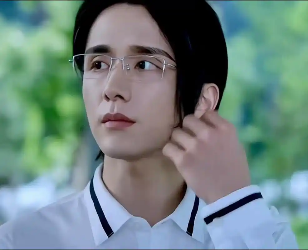 张新成演耽改被姨化,新剧光渊还被下架了,害张新成白姨化了六集,所以