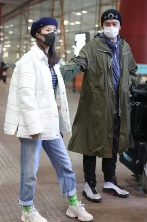 陈亦飞谭维维(陈亦飞眼神不离妻子超暖心)