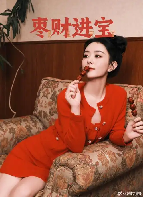 来看@赵丽颖的红色衣服合集96期待新电影《第二十条》,大年初一一