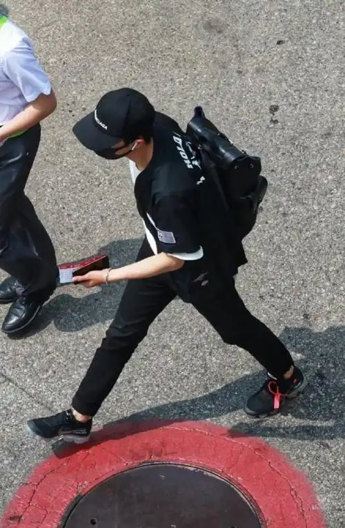 被肖战劈叉式走路帅到了