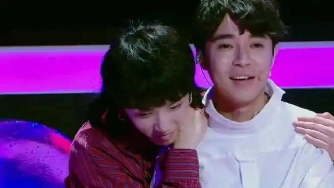 华晨宇吴青峰又同框了##吴青峰华晨宇5年后再评邓典