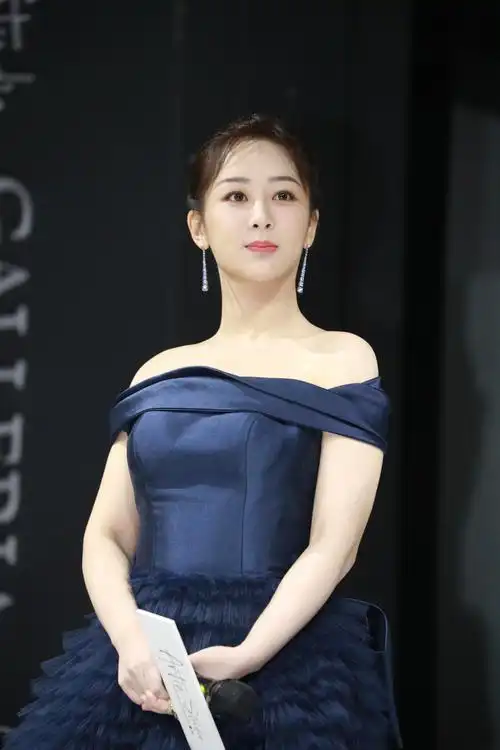 杨紫星空蓝露肩礼裙出席品牌活动_手机搜狐网