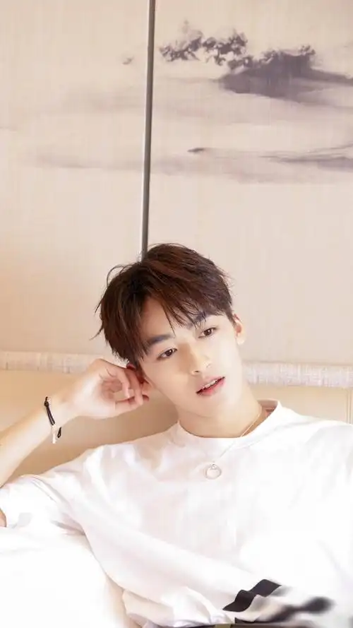 歌手何洛洛,年少成名,《创造营2019》被他圈粉,来看帅照