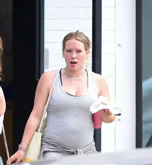 希拉里·达芙还是一名实力派演员,因甜美清纯的外表,被影迷们称之为"