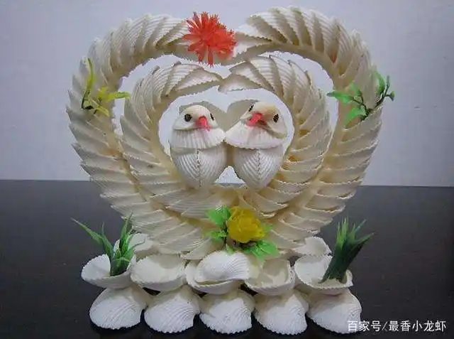 主要材料就是扇贝壳和花甲壳,钉螺壳!然后按部就班的用胶粘起来.