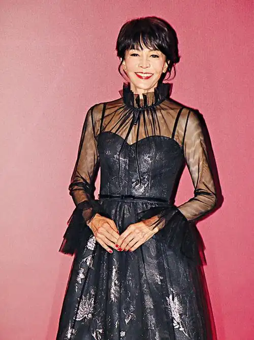 郑裕玲年过60依旧自信,透视薄纱拼接印花裙,瘦到脱相却很真实