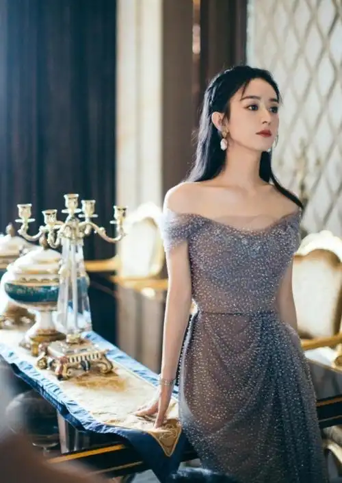 原创赵丽颖好美一女的,穿星星纱裙仙气十足,一字肩秀出性感锁骨